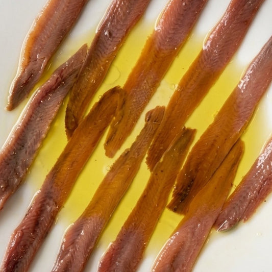 Plato blanco con anchoas de gran calidad sin espinas y limpiadas a mano con aceite de oliva virgen extra.