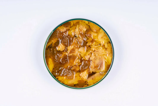 Atún al curry en lata: un producto gourmet que combina la frescura del atún con el toque picante y aromático del curry, ideal para platos exclusivos.