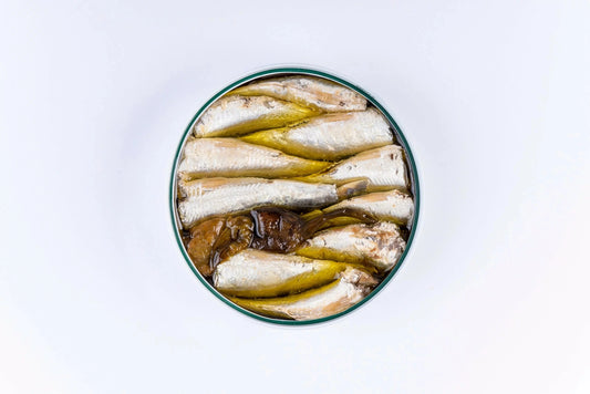 Sardinillas cuidadosamente empacadas a mano con un pimiento de Padrón frito, bañadas en aceite de oliva.