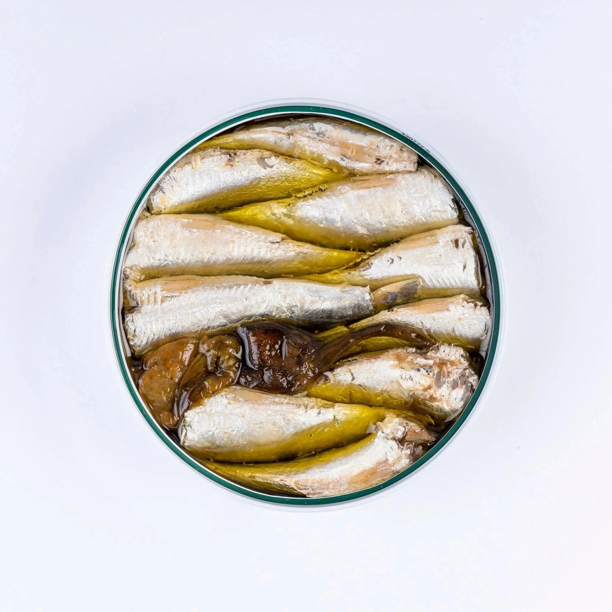 Vista cenital de una lata abierta de sardinillas con pimiento del padrón de la marca La Curiosa, mostrando las piezas empacadas a mano, su textura y la calidad del producto.