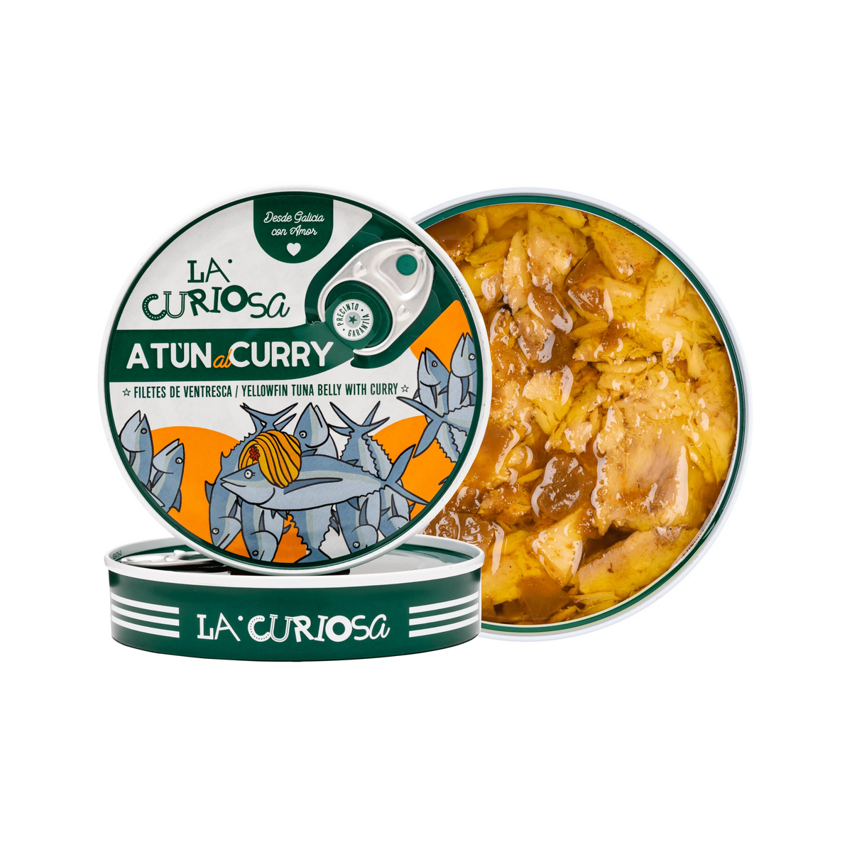 Lata circular blanca de atún al curry La Curiosa con diseño moderno junto a una lata abierta que muestra el producto de alta calidad sobre fondo de estudio.