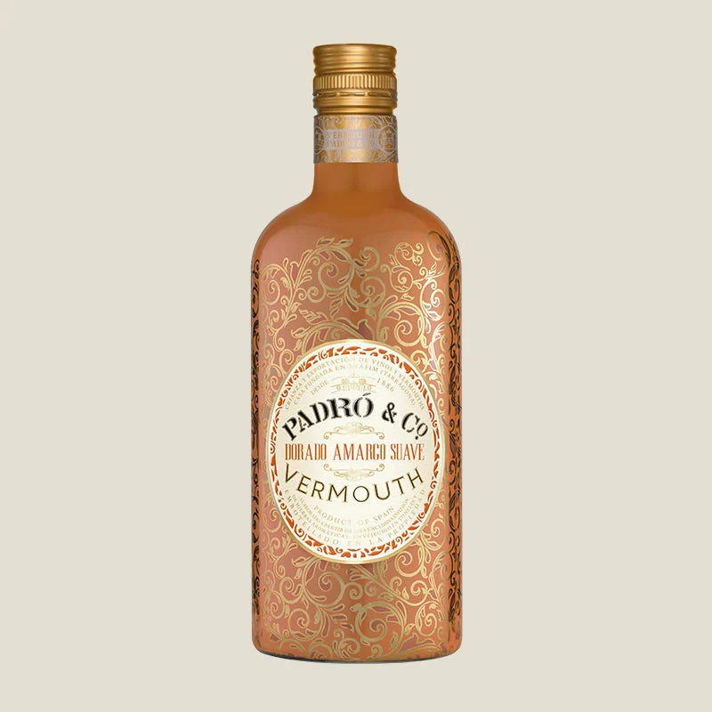 Botella de Vermut Dorado Amargo sobre fondo blanco de estudio, en tonos dorados y anaranjados, decorada con motivos vegetales dorados y una etiqueta central con la información del producto.