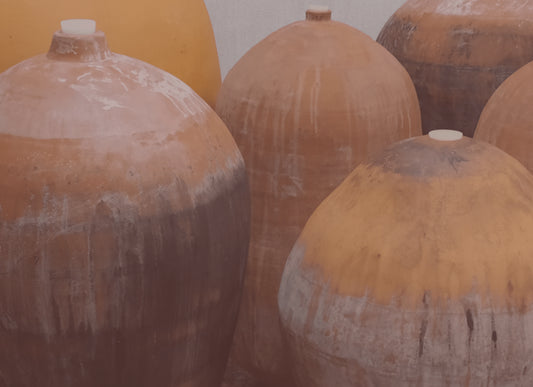 Fotografía de grandes tinajas de barro tradicionales destinadas a la elaboración y crianza del vino Tinaja.