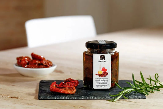 Tomates desecados al sol, macerados en una mezcla de aceite y orégano. Tienen un sabor suave pero que permanece en el paladar. En un plato para tus comidas en D'12 Gourmet.