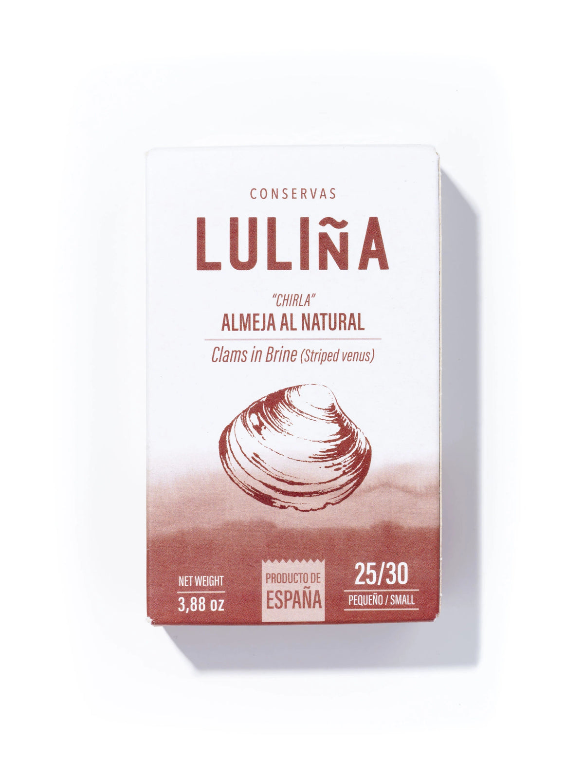 Estuche de almejas al natural de Conservas Luliña sobre fondo blanco de estudio, de color blanco con letras, información del producto e ilustración de una almeja en tonos rojos en D'12 Gourmet