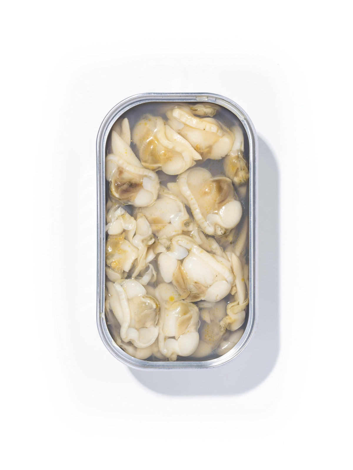 Lata abierta de almejas al natural de Conservas Luliña sobre fondo blanco de estudio, mostrando las almejas en su propio jugo para apreciar su grosor, textura y calidad en D'12 Gourmet
