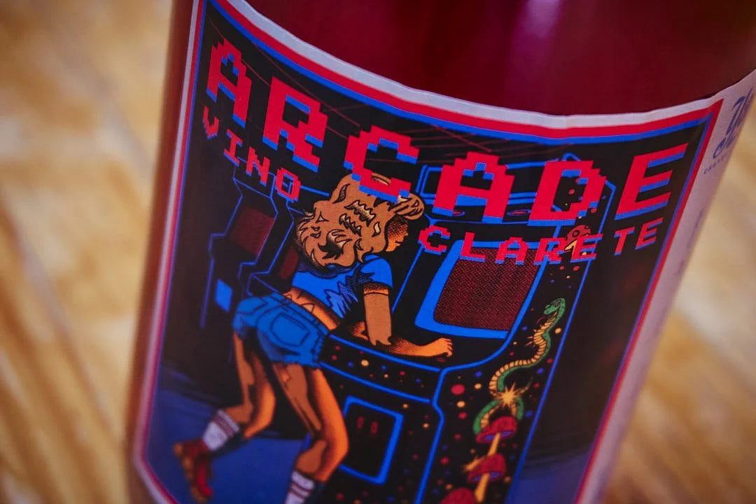 Primer plano en detalle de la etiqueta del vino clarete espumoso Arcade de Bodegas Yakka y Bizarría Wines, destacando la tipografía e ilustración retro de inspiración videojuego pixel art de los 80 en D'12 Gourmet