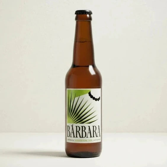 Cerveza artesanal de Bárbara Session IPA, con pegatina de diseño modernista con colores verdes brillantes y letras en negro.