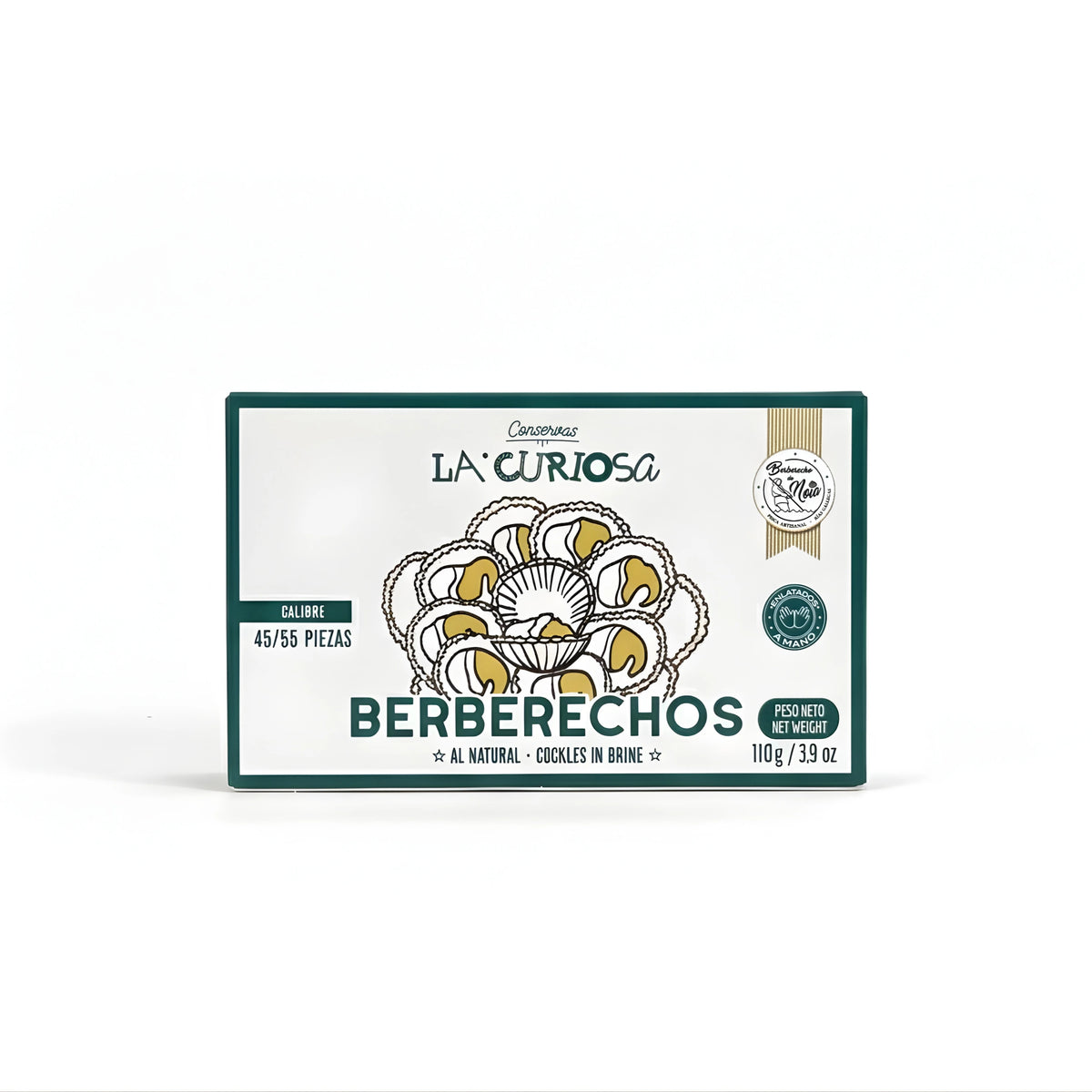 Lata de berberechos en conserva La Curiosa sobre fondo blanco de estudio, con packaging de color blanco, ilustración de berberechos en el centro e información del producto en color verde.