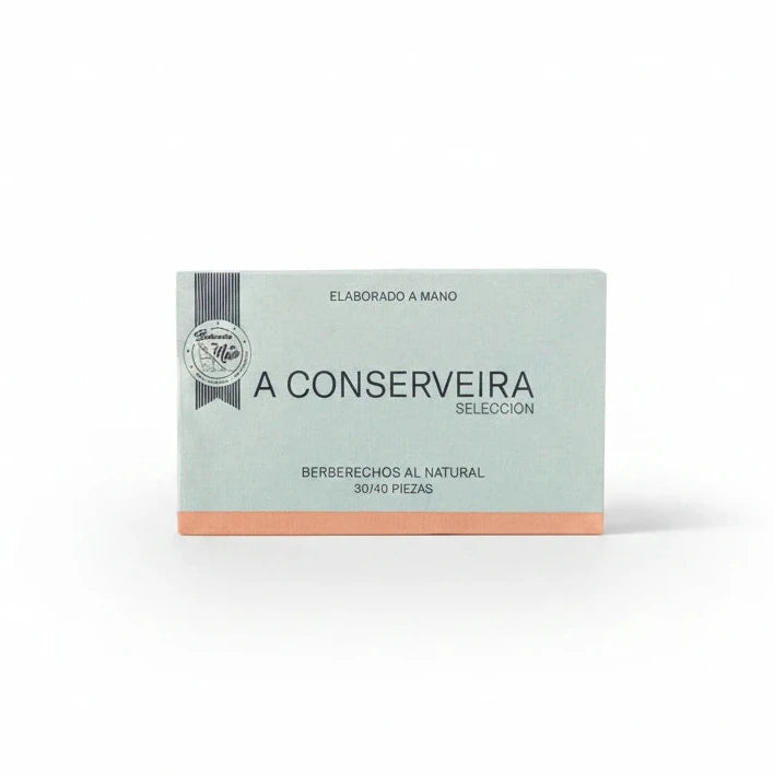 Lata de berberechos al natural 30/40 piezas A Conserveira sobre fondo blanco, con envase en tono gris, tipografía negra con la información del producto y líneas decorativas en color anaranjado en la parte inferior.