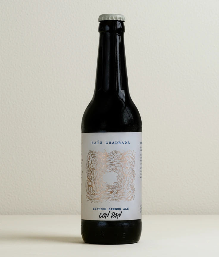 Cerveza British Strong Ale rojiza, elaborada artesanalmente con pan, sin azúcares añadidos, sin filtrar, con carbonatación natural y sabor auténtico.