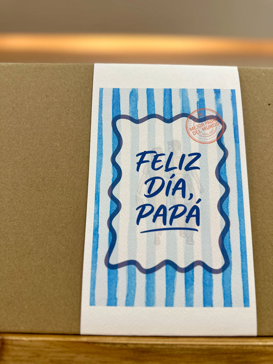 Caja de cartón especial diseño para regalar en el día del padre o a un padre en cualquier ocasión. Con faja de colores azules a rayas y en el centro en letras azules "Feliz día, Papá"