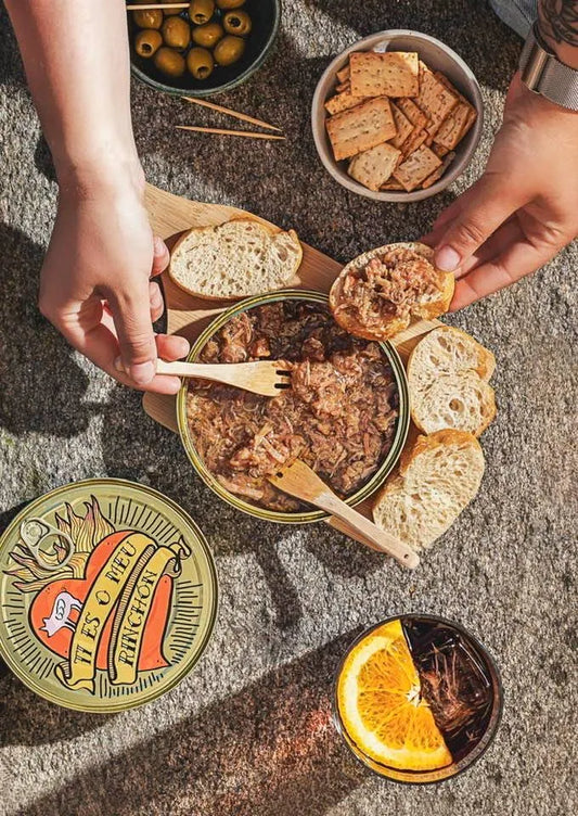 Carne mechada en aceite en lata chicharrón o rinchón para acompañar con panes o tostas, en un aperitivo es ideal comprar en D'12 Gourmet.