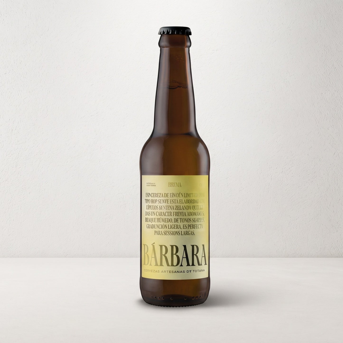 Botella de cerveza artesana Bárbara Bruma Blanca sobre fondo blanco con etiqueta amarilla de diseño minimalista y tipografía destacada, elaborada en Totana, Murcia.