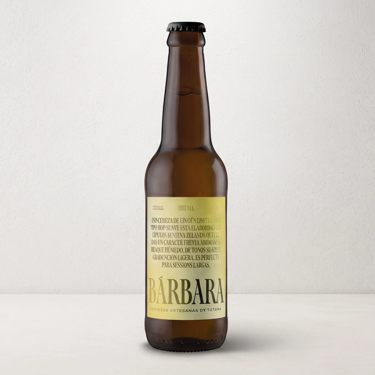 Botella de cerveza artesana Bárbara Bruma Blanca sobre fondo blanco con etiqueta amarilla de diseño minimalista y tipografía destacada, elaborada en Totana, Murcia.