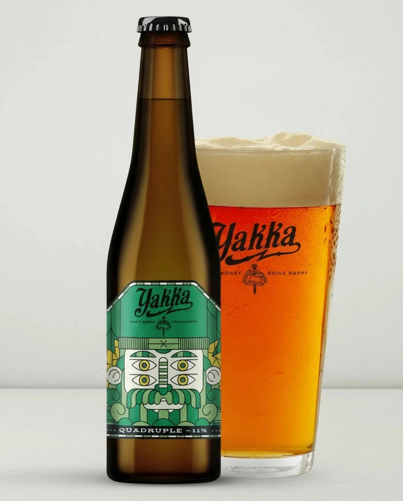 Yakka Quadrupel, cerveza artesana estilo Belgian Quadrupel, de color oscuro y sabor complejo, en botella de 33cl