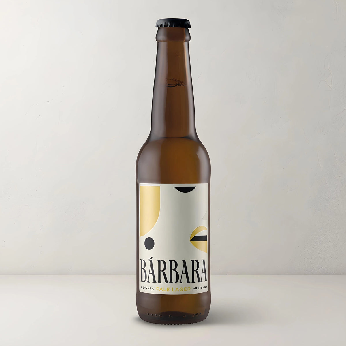 Botella de cerveza artesana Bárbara Pale Lager sobre fondo blanco con etiqueta de diseño moderno, elaborada en Totana, Murcia, con estilo Pale Lager.