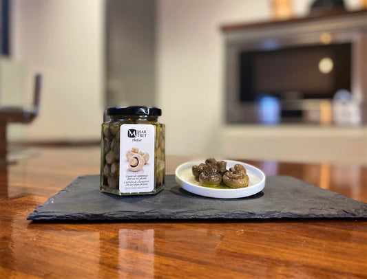 Los mejores champiñones naturales con un toque picante del mercado. Perfectos para el aperitivo o si lo prefieres en ensalada, acompañando carnes o pastas de Martrer, comprar en D'12 Gourmet.