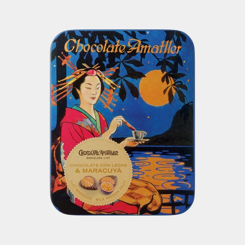 Lata vintage con imagenes asiaticas en su interior hojas de chocolate con leche & maracuyá.