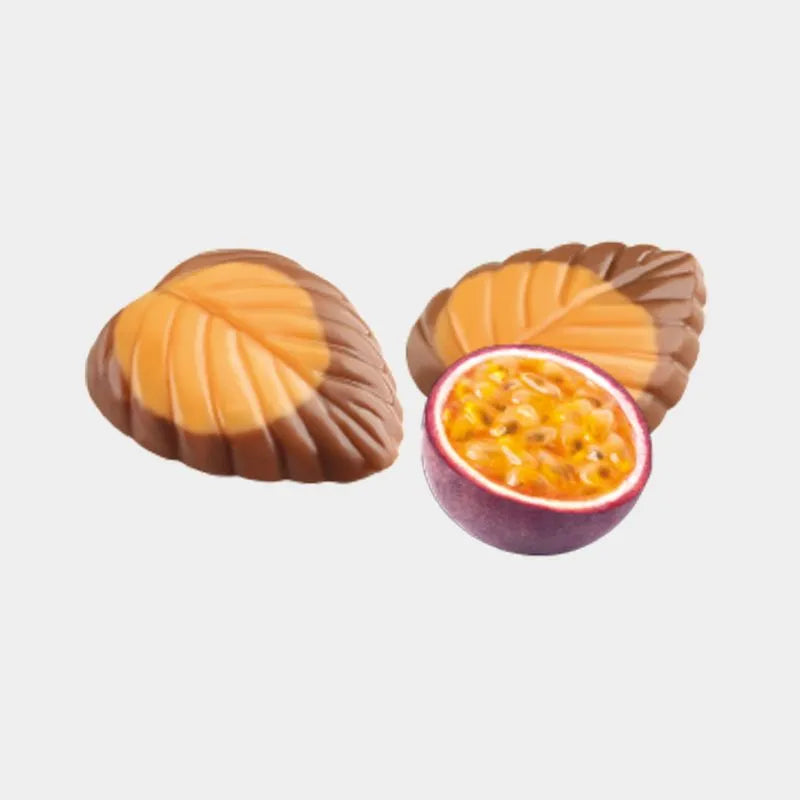 Dos hojas de chocolate con leche & maracuyá, acompañada por medio fruta de maracuyá.