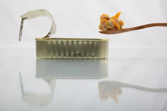 lata de conserva abierta donde se ve berberechos al ajillo a conserveira selección las mejores del mundo