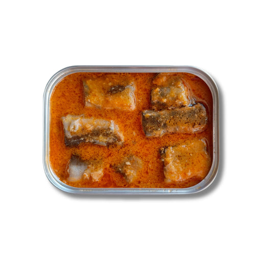 Lata abierta de anguila en allipebre donde se aprecia su interior.