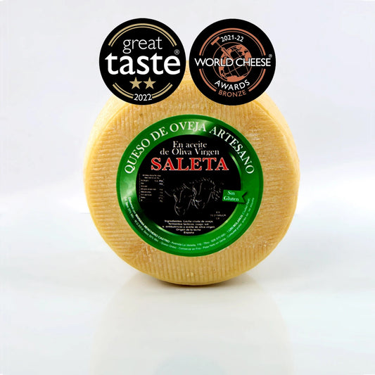 Queso de oveja bañado en aceite de oliva, con sabor picante y suave. Perfecto para acompañar carnes, ensaladas y risottos, ofreciendo un toque intenso y delicioso.