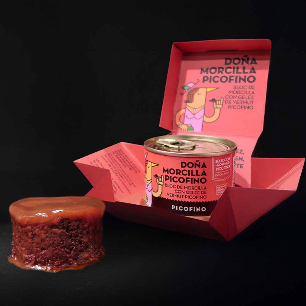 Estuche abierto en formato caja de bombones de paté Doña Morcilla de Picofino sobre fondo blanco de estudio, con la lata en su interior siguiendo el mismo diseño granate y, en primer plano, el bloc de paté con su capa superior de gelatina de vermut en D'12 Gourmet