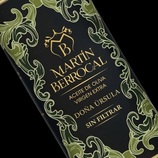 Foto de cerca de la botella de aceite Doña Úrsula de 500ml de Martín Berrocal. Envase elegante de color negro y tonos verdosos y dorado.