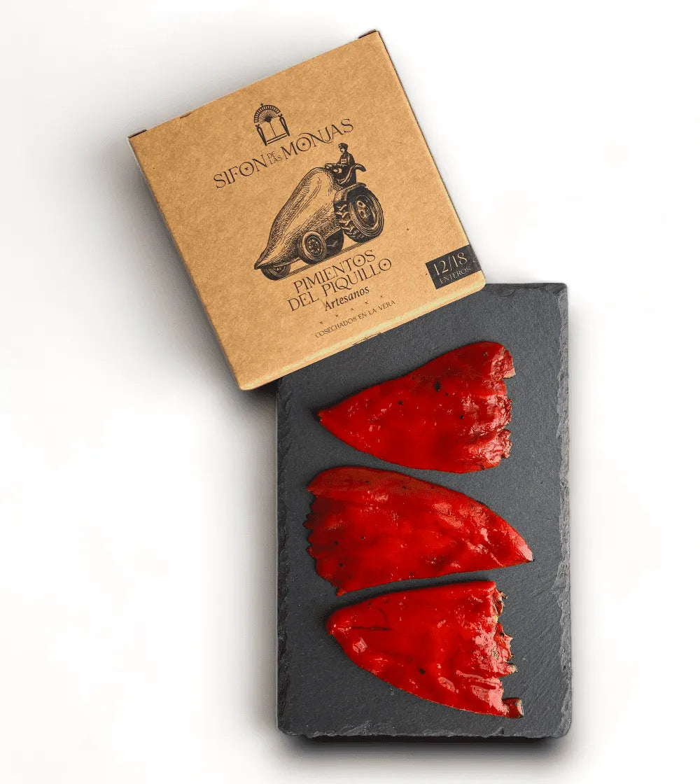 Plato con pimientos del piquillo artesanos, ideales para comer solos, rellenos o acompañar tus carnes. Comprar en D'12 Gourmet.