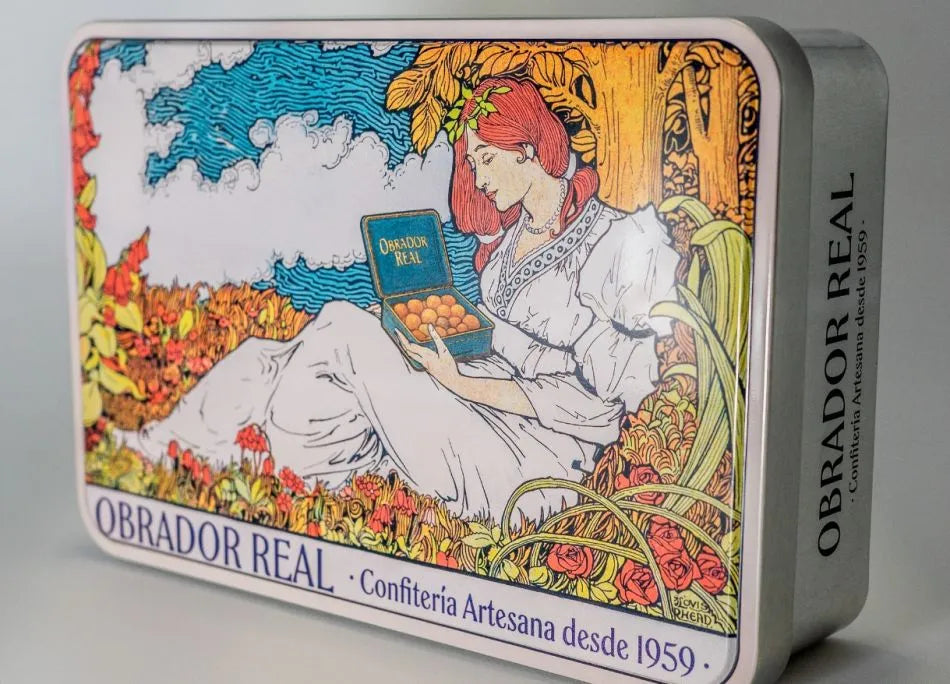 primer plano de lata de polvorones con dibujo de una mujer en el campo