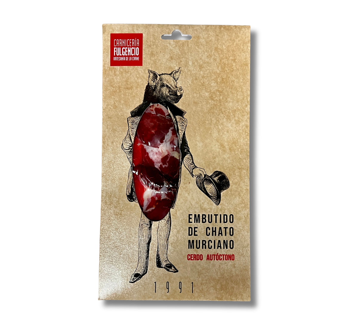 Vista frontal sobre fondo de estudio del sobre de lomo curado de Chato Murciano, con diseño en tonos marrones, ilustración central de un cerdo humanizado con sombrero y ventana transparente que deja apreciar el veteado del producto en D'12 Gourmet