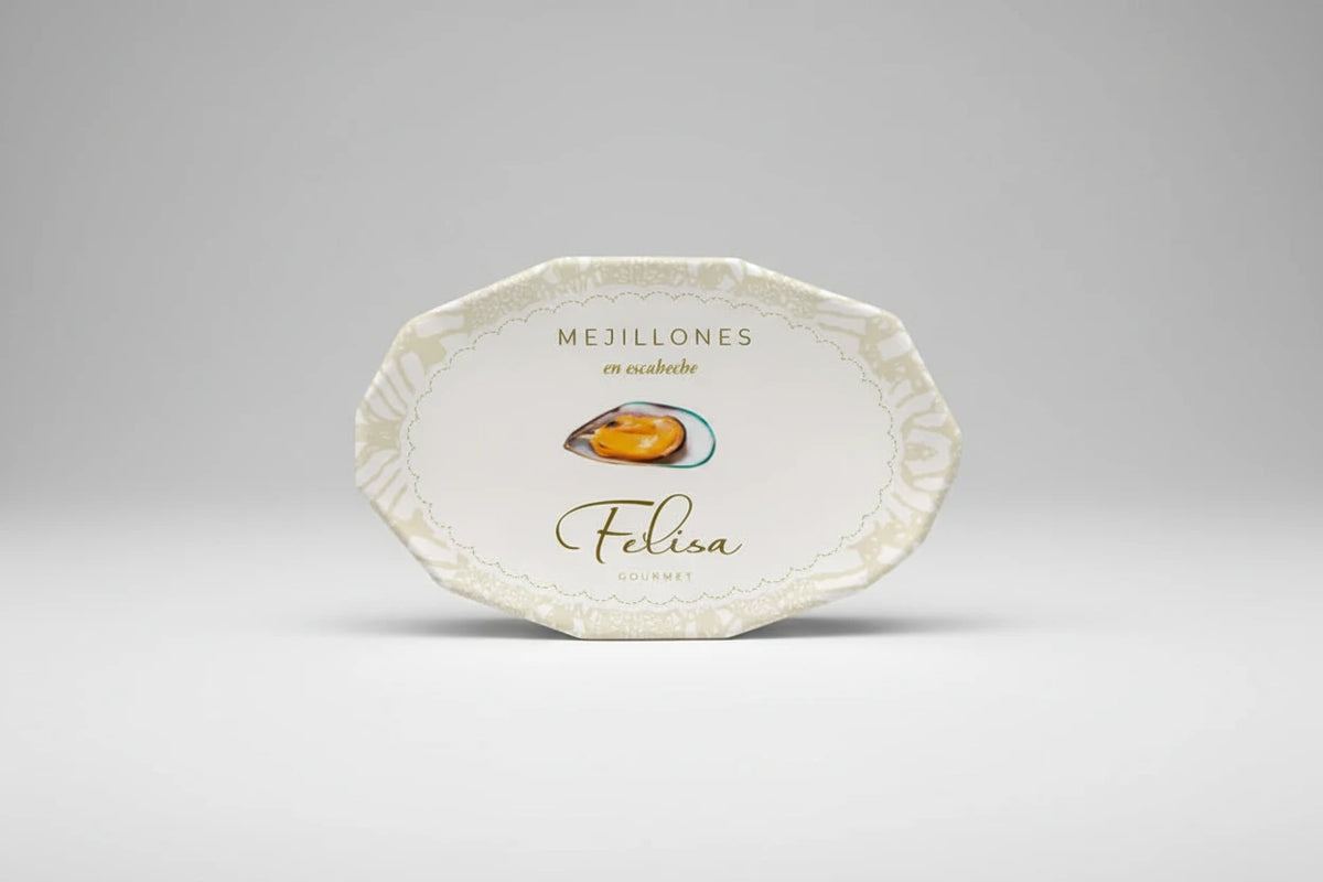 Lata de conserva de mejillones gigantes en escabeche de Conservas Felisa sobre fondo de estudio, destacando su tamaño excepcional y textura jugosa, envasada en un elegante packaging blanco con la ilustración de un mejillón en el centro en D'12 Gourmet
