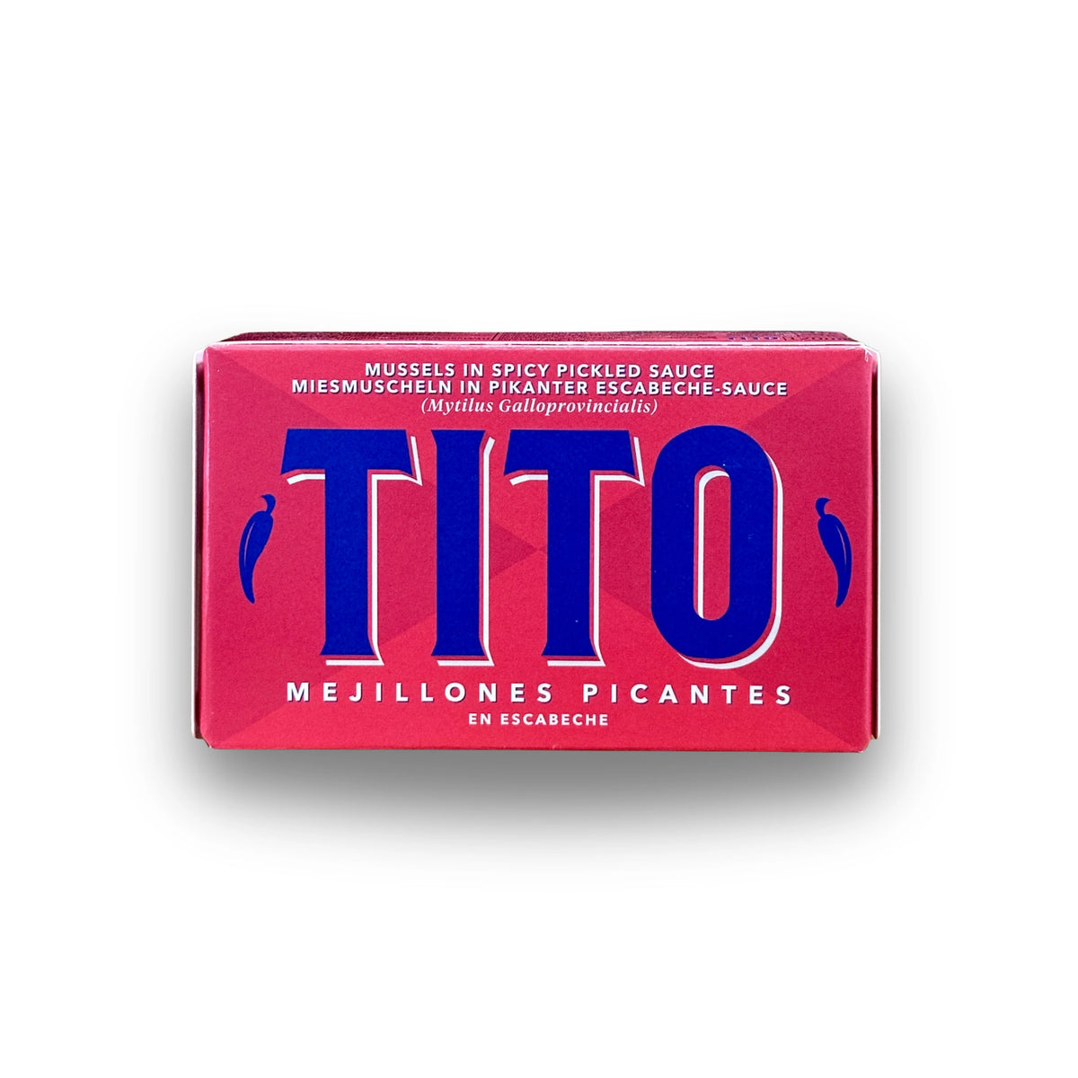 Estuche de mejillones picantes de Conservas TiTo sobre fondo blanco de estudio, de color rojo intenso con tipografía en azul oscuro y detalle ilustrado de guindillas en el lateral en D'12 Gourmet