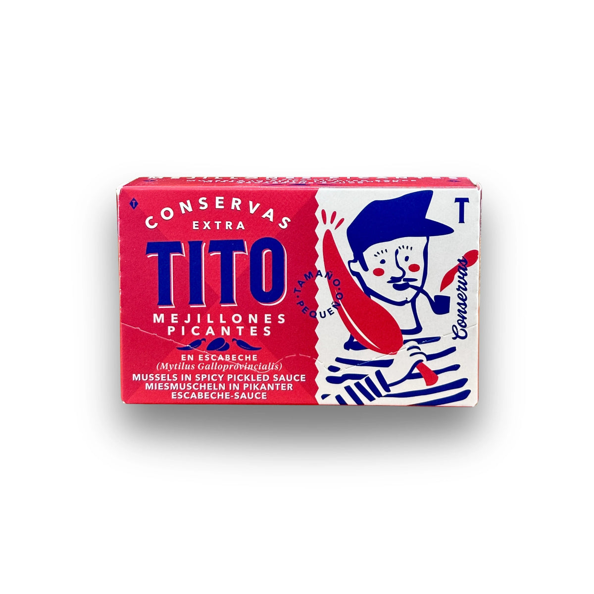 Estuche de mejillones picantes de Conservas TiTo sobre fondo blanco de estudio, de color rojo intenso con tipografía azul, donde se aprecia la ilustración de un marinero sujetando una gran guindilla en una de las mitades en D'12 Gourmet
