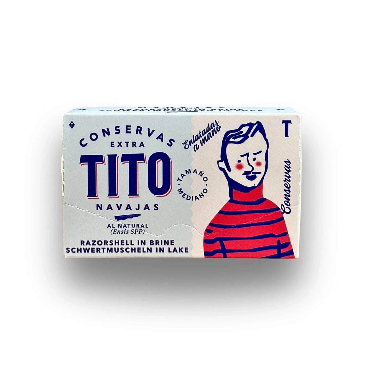 Reverso del estuche de navajas al natural de Conservas TiTo sobre fondo blanco de estudio, manteniéndose en azul claro con tipografía azul oscuro, ilustración de un marinero tradicional, la marca TITO y textos informativos con la explicación del producto en D'12 Gourmet