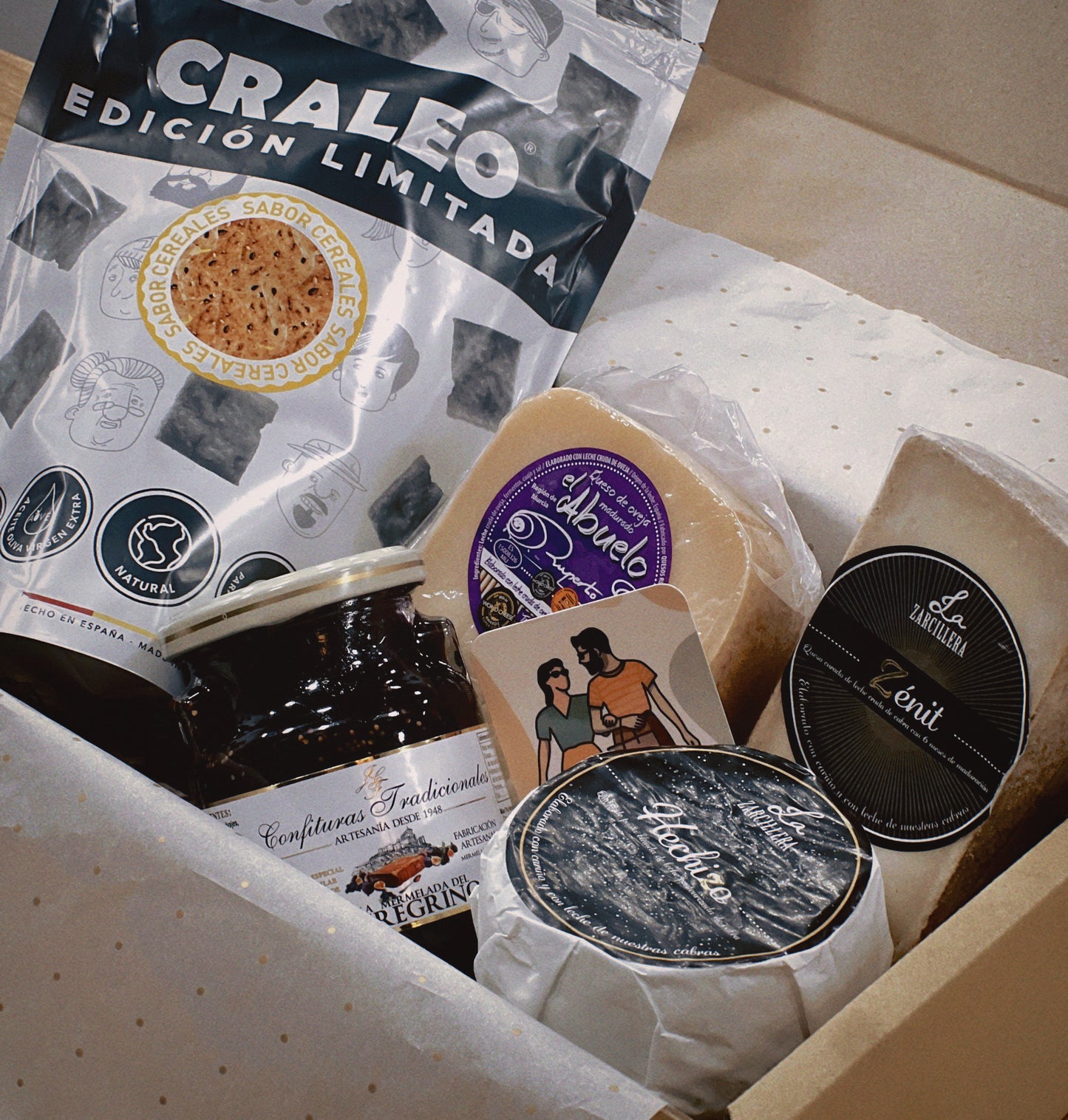 Lote gourmet murciano con tres quesos artesanos, confitura tradicional y galletas crujientes