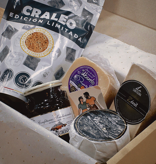 Lote gourmet murciano con tres quesos artesanos, confitura tradicional y galletas crujientes