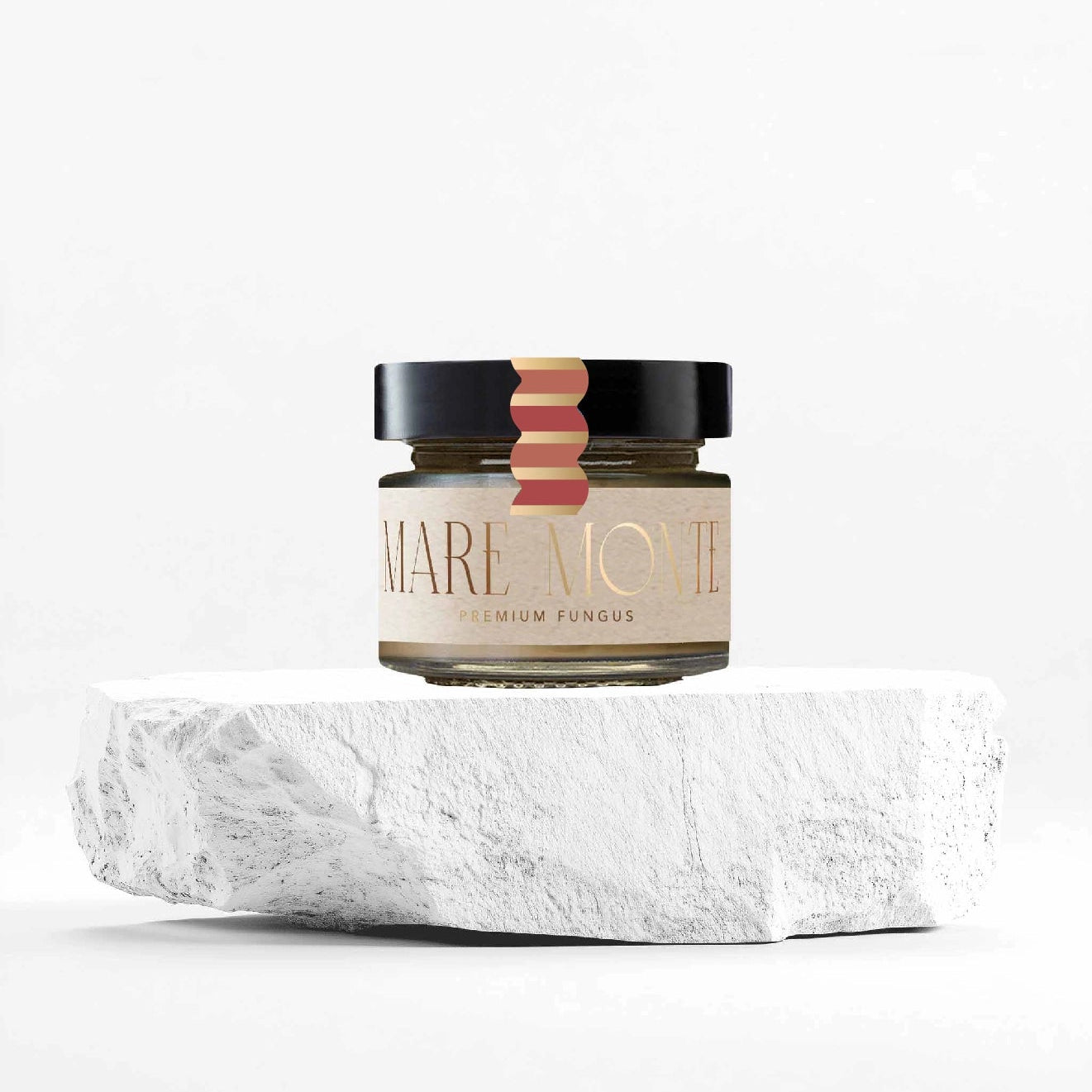 Envase de cristal con paté de shitake ECO, de diseño exclusivo. Sobre una piedra blanca y fondo blanco