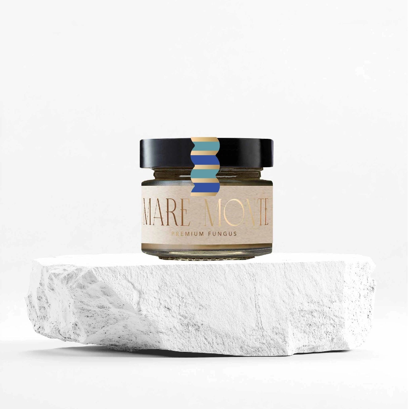 Envase de cristal en su interior una crema equilibrada de paté shitake con mejillón. Sobre una piedra blanca y un fondo blanco.