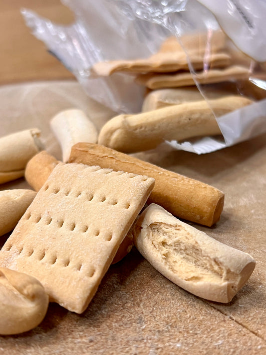 Bolsa de panes y picos artesanos abierta donde se ven sobre la mesa los diferentes picos y panes.