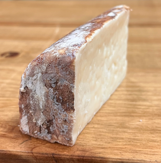 Queso Matalobos con cerveza IPA que realza su sabor único, ideal para amantes del queso y la cerveza