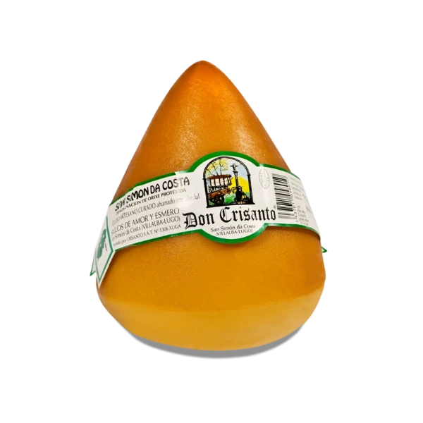 Vista completa de una pieza entera de queso San Simón da Costa Bufón de Don Crisanto curado y ahumado sobre fondo blanco de estudio.