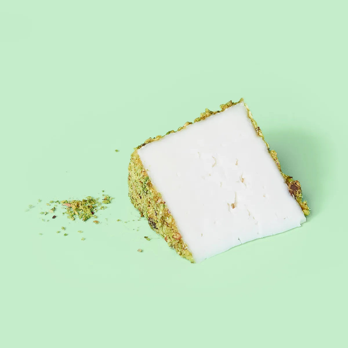 Cuña de queso de queso cerrón, un queso que por fuera tiene envuelta en miel y pistacho.