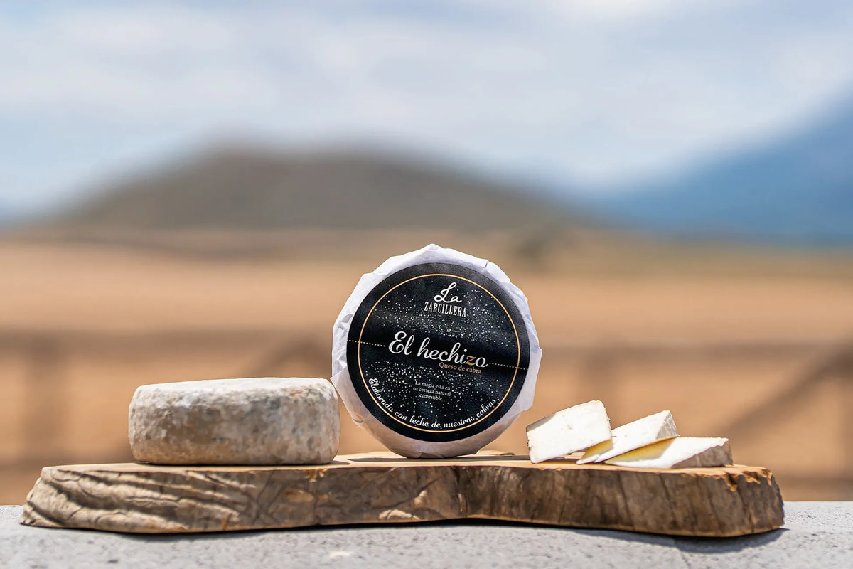 Queso de cabra El Hechizo de La Zarcillera: pieza envasada, pieza entera sin envasar con corteza característica y cuña cortada - D'12 Gourmet.