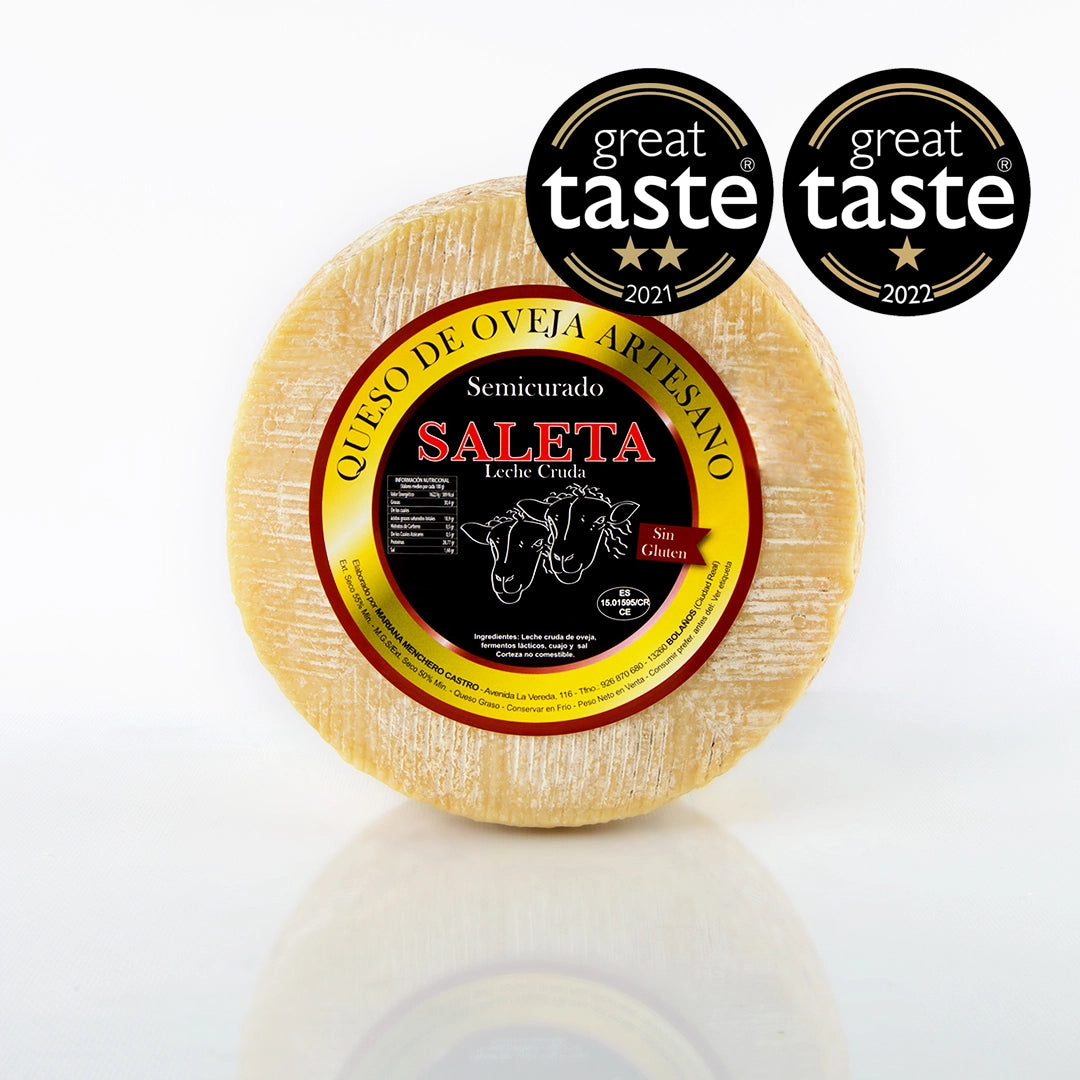 Pieza de queso semicurado de oveja donde se aprecia su color