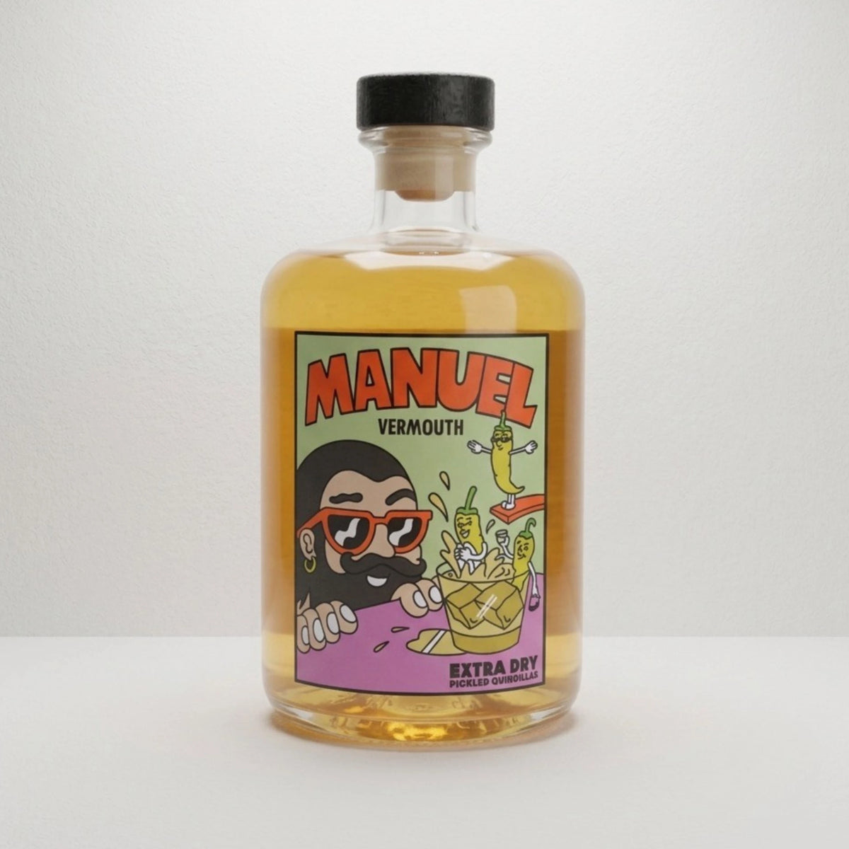 Botella de vermut blanco Manuel sobre fondo blanco con diseño moderno, nombre MANUEL en letras mayúsculas rojas y una ilustración de un hombre con barba y bigote observando una copa de vermut mientras varias gildas saltan hacia ella. El vermut presenta un atractivo color dorado.