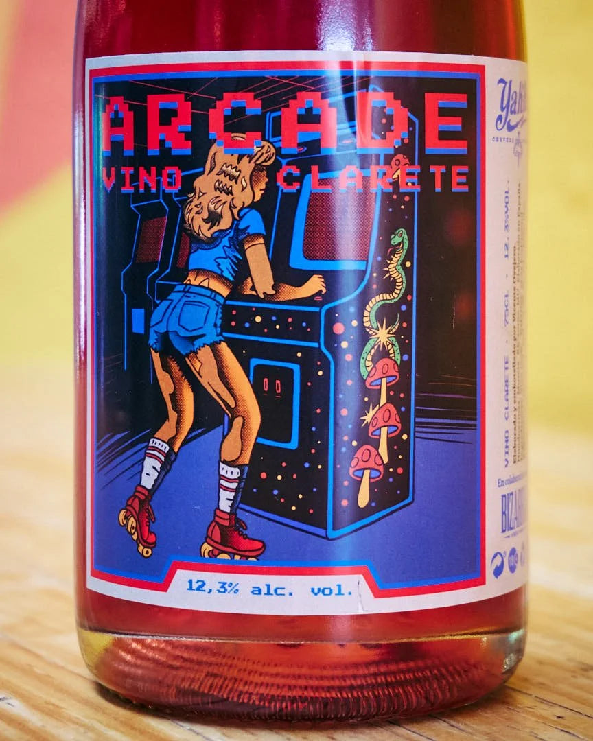 Primer plano en detalle de la etiqueta del vino clarete espumoso Arcade de Bodegas Yakka y Bizarría Wines, destacando la tipografía e ilustración retro de inspiración videojuego pixel art de los 80 en D'12 Gourmet