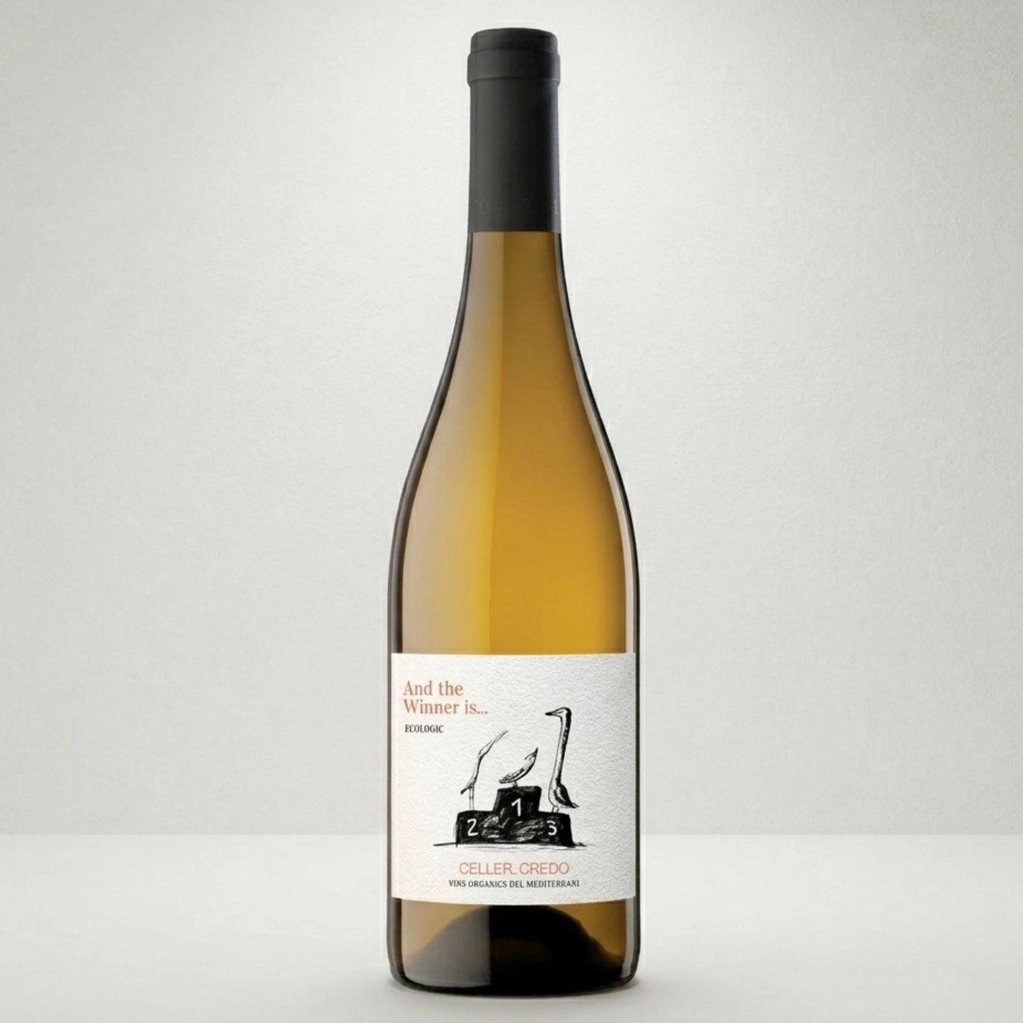 Botella de vino blanco And the Winner is... Con etiqueta de diseño blanco, en el centro un podio con tres patos.