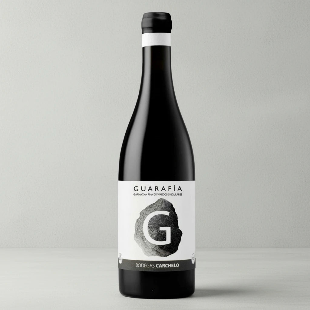 Botella de Guarafía, vino tinto de la D.O. Jumilla, de la bodega Carchelo, elaborado con Garnacha de la Sierra del Carche, con crianza en foudre cúbico con paredes de granito gris.